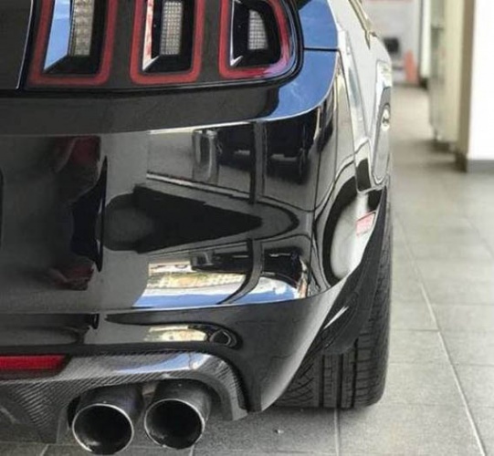 Rusya'da bir galeri, ülkede sadece iki tane olan Ford Mustang Shelby GT500'ü satışa çıkarırken, aracın ön konsolunda Gökdeniz Karadeniz'in imzası bulunuyor.