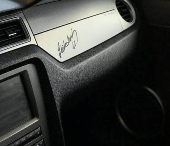 Ön konsolunda Gökdeniz Karadeniz'in imzası ve 61 yazan Ford Mustang Shelby GT500 yaklaşık 90 bin euro fiyat ile alıcı bekliyor. (Sporx)