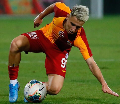 Milliyet gazetesinden Özay Şendir'in, "Kariyer Basamağı Olarak Emre Mor..." başlıklı yazısı şöyle:
"Geçtiğimiz haftalarda kızmıştım Emre Mor’a, sosyal medya üzerinden çapkınlık denemelerinin, başını derde sokacağını yazmıştım. Şimdi daha kötüsü oldu, Mor’u ifşa etmek kariyer basamağı haline geldi.