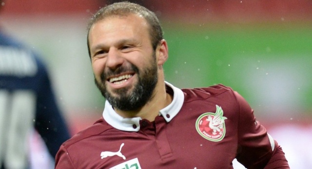 'Türk futbolu geriye gitti'
Rusya’dan bakınca Türkiye nasıl görünüyordu?
“Futbolumuz geriye gitti. Ya da ne bileyim, mehter marşı gibi... 2 ileri 1 geri gidiyoruz. Sonuçta Türkiye’de ‘Kaliteli bir ligimiz var’, ‘Geçen sene 4 takım şampiyonluk potasındaydı’ gibi söylemler oluyor. Son iki sezondur da genç ve yetenekli iyi futbolcular çıkıyor. Avrupa’ya da gitmeye başladılar. Ama ondan önceki senelerde lig, oyuncu yetiştirme ve milli takım olarak iyi gözükmüyordu. Mesela Türk Milli Takımı’nın Rusya’daki Dünya Kupası’nda olması gerektiğini düşünüyorum. Bu da gösteriyor ki ne kadar insanlar yeni yapılanma içinde olduğumuzu söylese de öyle bir şey yok. Belki şimdi yakalayabilirler, Lucescu ile beraber ama sabredersek. Futbolda da her şey günlük, yıllık değişmiyor, yatırım yapmanız gerekiyor. 5-10 yıllık periyotlar ile bu işe girmen gerekiyor. Ama 1-2 sene başarılı oldun oldun, olamadın güle güle mantığı ile yaşıyoruz. Umarım bundan sonra yaşamayız.