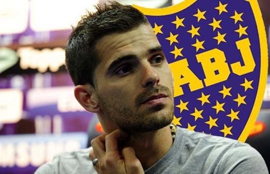 FERNANDO GAGO
Galatasaray Futbol A.Ş. Eski Genel Müdürü Adnan Sezgin, Real Madrid’in 20.5 milyon Euro’ya Boca Juniors'tan transfer ettiği 1986 doğumlu Gago’yu ellerinden kaçırdıklarını itiraf etti.Sezgin, bonservisi 10 milyon dolara düşürdüklerini fakat kaynak sağlanamadığından transferin gerçekleşmediğini söyledi. Maradona, "1 sezon daha bekleseniz Gago’yu 50 milyon Euro’ya satardınız" şeklinde açıklama yapmıştı.