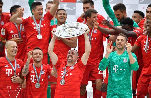 Bayern Münih'le son sezonunu geçirdikten sonra bonservisi elinde olan 36 yaşındaki Fransız oyuncu Franck Ribery, kariyerinin son döneminde bilmediği bir ülke ve takım yerine yabancısı olmadığı Türkiye’ye ve Galatasaray'a gelmeye olumlu bakıyor. (Sabah)