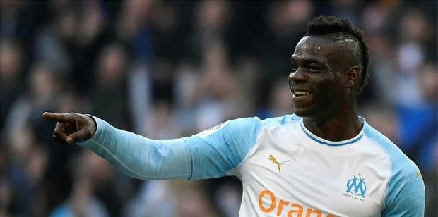 Marsilya geçen sezon Mario Balotelli'yi alınca Kostas Mitroglou ile yollarını ayırmıştı. Fransız basını "Balotelli- Mitroglou döngüsü" başlıklı haberinde, İtalyan yıldızın Cimbom'a gelebileceğini, bu durumda Yunan forvetin bir kez daha yerinden olacağını yazdı. Haberde "Mitroglou bir kez daha Balotelli tarafından avlanabilir. Balo, Galatasaray'ın radarında" ifadeleri yer aldı.. (Fotomaç)