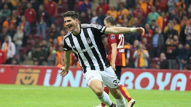 BB Erzurumspor'dan Lokman Gör ve Taylan Antalyalı ile anlaşma sağlayan Beşiktaş, resmi imzaları atmaya hazırlanıyor. Avusturya ekibi Lask Linz'de forma giyen Doğan Erdoğan'la da anlaşan siyah beyazlılar, sol bek mevkisi için ise Bursaspor'dan Umut Meraş ile bir dönem Rizespor forması da giyen Ali Adnan'ı da gündeminde tutuyor. Beşiktaş'ta forvet bölgesi için ise sürpriz bir isim gündeme geldi. Bundesliga'da küme düşen Stuttgart'la yollarını ayırmaya hazırlanan Mario Gomez, Vodafone Park'a geri dönmek için siyah beyazlı yöneticilere haber gönderdi. Alman golcünün transferine teknik direktör Abdullah Avcı'nın da sıcak baktığı gelen haberler arasında... (beIN Sports)