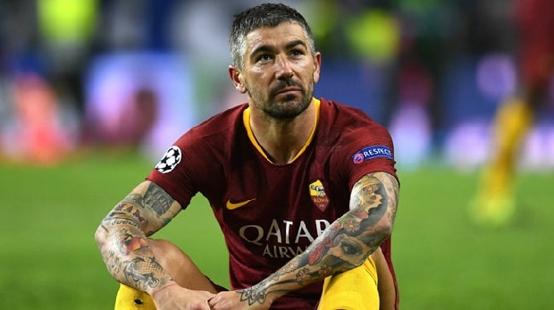 Fenerbahçe’nin İstanbul’a getirttiği Aleksandar Kolarov’da kriz yaşanıyor. Roma ekibinin yeni hocası Fonseca, Sırp sol bekin takımdan ayrılmasına izin vermeye yanaşmıyor. (Güneş)