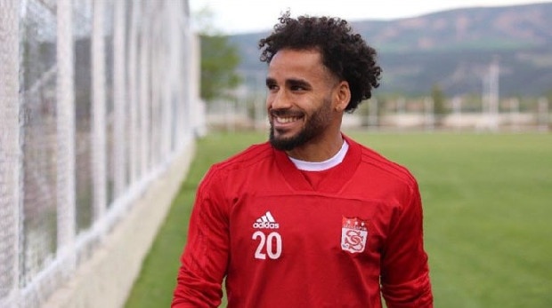 Geçen sezon Sivas’ta kiralık oynayan Douglas, Beşiktaş’la 2 yıllık imza için anlaştı. İspanyol basını Galatasaray’la görüşmelerden sonuç alamayan Brezilyalı’nın, Beşiktaş forması giyeceğini bildirdi. (Akşam)