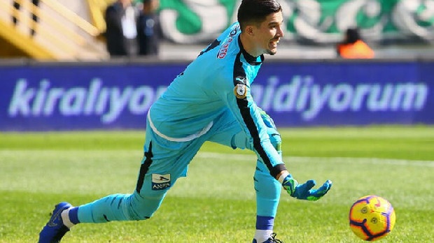 Yabancı kaleciden vazgeçen ve yerli isimlere yönelen Fenerbahçe, Ankaragücü ile geçtiğimiz sezon çok başarılı olan Altay Bayındır'ı kadrosuna katmak üzere. Fenerbahçe'nin bonservis için 1.5 milyon Euro teklif ettiği, Ankaragücü'nün de 2 milyon Euro'ya kadar imdiği öğrenildi. (Takvim)