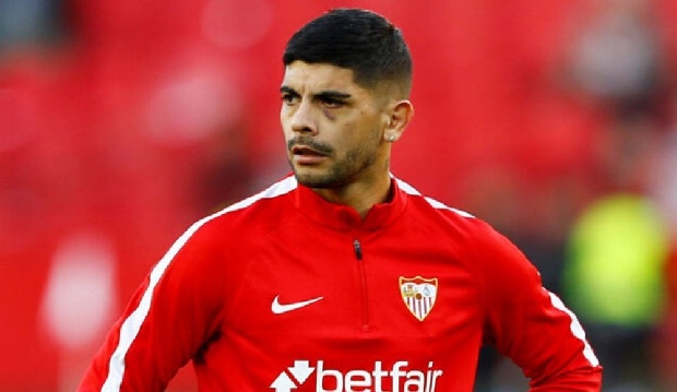 Galatasaray'ın kadrosuna katmak istediği Arjantinli Ever Banega transferi zora girdi.İspanyolların Banega’nın gidişine kesinlikle izin vermediği ancak 8 milyon euro bonservis verilmesi halinde bu ayrılığın söz konusu olabileceğini aktardıkları bildirildi. Banega işinin çıkmaza girmesi nedeniyle sarı-kırmızılılar başka formülleri masaya yatırdı. (Milliyet)
