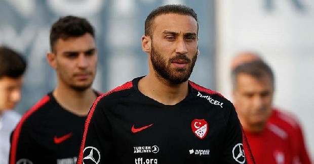 2018 Ocak ayında Beşiktaş'tan Everton'a 22.5 milyon Euro'ya transfer olan ve İngiliz ekibinde istediği forma şansını bulamayan Cenk Tosun için iki kulüp devrede: Galatasaray ve Beşiktaş. (Sabah)