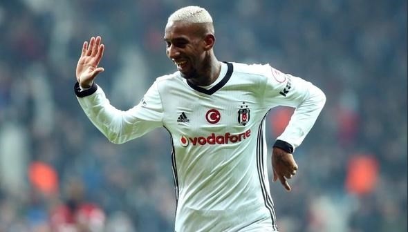 İspanyol AS Gazetesi'nin haberine göre; 24 yaşındaki oyuncunun temsilcisi Jorge Mendes'in hem Valencia hem de Benfica kulüpleriyle fazlasıyla iyi ilişkilere sahip olması bu olası transferi kolaylaştıran bir etken olabilir.