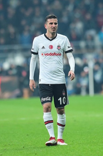 OĞUZHAN ÖZYAKUP
Beşiktaş ile 5 yıllık prensip anlaşmasına varan Oğuzhan Özyakup resmi imzayı henüz atmadı. Sözleşmesi biten Oğuzhan'ın adı özellikle İngiliz takımları ile anılıyor. Bir sürpriz yapıp Beşiktaş'a veda edebilir.