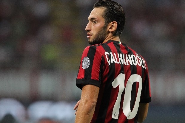Galatasaray'ın Milan forması giyen Hakan Çalhanoğlu'nu transfer ederek, İtalyan kulübünü Avrupa'da menden kurtaracağı iddia edildi.
