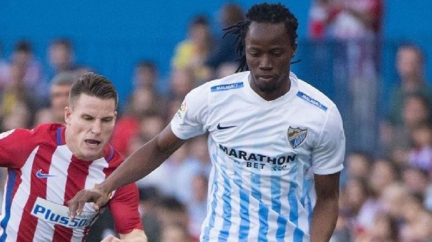 Bakary Kone: Yakın zamanda Türkiye’ye geleceğim

Burkina Fasolu yıldız, taraftarın “Ne zaman Türkiye’ye geleceksin?” sorusuna olumlu yanıt verdi.

Sabah Gazetesi'nden Yunus Emre Sel'in haberine göre; Trabzonspor stoper mevkiine takviye yapmak için yoğun çaba sarf ederken görüşme yapılan isimlerden Marcin Kaminski ve Bakary Kone ön plana çıktı. Bordo-mavili taraftarlar da yönetimin çalışmalarına destek vermek için, Malaga'nın Burkina Fasolu stoperine sosyal medyadan ulaşıp, "Türkiye'ye ne zaman geleceksin" mesajları attı. Kone çağrılarına olumlu yanıt vererek, "Çok yakın zamanda olacak" dedi. Malaga'nın 30 yaşındaki stoper için 800 bin Euro bonservis bedeli istediği, Trabzonspor'un ise 500 binin üstüne çıkmadığı öğrenildi. Bu arada Kaminski'nin de kulübü Stuttgart'tan Trabzon'a transferi için kolaylık isteyeceği bildirildi.

FIRTINA SEFA'YI KAYBETTİ!
Trabzon'da geleceği tartışmalara neden olan, teknik direktör Ünal Karaman'ın, "18 yaşındaki oyuncu menajer ile karşımıza çıkmayacak" diyerek tepki gösterdiği Sefa Akgün, ligin yeni ekibi Erzurum'a transfer oldu. 18 yaşındaki oyuncunun transferinde Erzurumspor, Trabzonspor'a 510 bin TL yetiştirme bedeli ödeyecek ve futbolcuya da aylık 4 bin TL verecek.