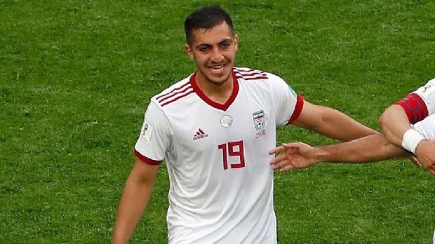 Trabzonspor'da İranlı Majid Hosseini imzaya geliyor

Trabzonspor Genel Koordinatörü Özkan Sümer, 22 yaşındaki futbolcu Majid Hosseini için “Şartlarımız örtüşüyor. Büyük olasılıkla bu transfer gerçekleşecek.” ifadelerini kullandı.

Sabah Gazetesi'nden Yunus Emre Sel'in haberine göre; sezon öncesi ilk olarak stoper sorununu çözmeyi amaçlayan Trabzonspor, İranlı futbolcu Majid Hosseini'nin transferini sonuçlandırmayı amaçlıyor. İran Milli Takımı formasıyla Rusya'da düzenlenen Dünya Kupası'nda görev yapan 22 yaşındaki futbolcunun, yarın Trabzon'a gelmesi bekleniyor. Kulüp genel koordinatörü Özkan Sümer, İranlı oyuncunun transferi konusunda şartların örtüştüğünü belirterek, "Büyük olasılıkla bu transfer gerçekleşebilir. Son aşamaya gelindi. Perşembe günü (Yarın) bir aksilik olmaması halinde Trabzon'da olmasını bekliyoruz" diye konuştu.

GELECEĞİN YILDIZI
Dünya Kupası'nda iki maçta görev alan Majid Hosseini, İran futbolunda geleceğin yıldızları arasında gösteriliyor.