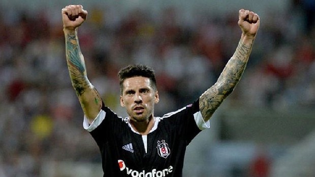 JOSE SOSA | METALIST >> BEŞİKTAŞ | 2014 | Ukrayna Ligi’nden gelirken akıllarda soru işaretleri vardı ama Arjantinli yıldız, kiralık geçirdiği sürede herkesi etkiledi ve Beşiktaş daha sonra kendisinin bonservisini aldı.