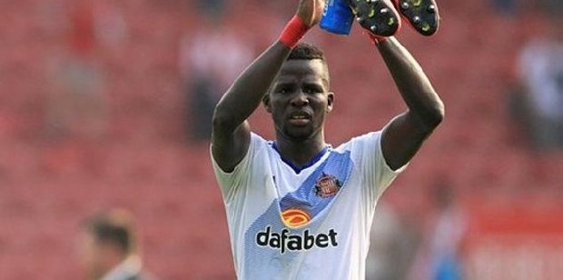 Bordo-mavililer, uzun zamandır gündeminde olan stoper Papy Djilobodji için de girişim yapıyordu. Karadeniz ekibi, Senegalli savunmacı için Sunderland ile kiralama monusunda yanaşmaması üzerine Djilobodji'yi devreye sokan Fırtına, Sunderland'i sonunda ikna etti. Hatta Sunderland'in onay vermesiyle tecrübeli oyuncu Türkiye'ye davet edildi. Futbolcunun yarın gelmesi bekleniyordu ki son anda bir pürüz çıktı. 29 yaşındaki savunma oyuncusunun menajeri aniden 250 bin euro talep edince bordo-mavililer şok yaşadı. Yöneticiler "Bu paralı ödemeyiz. Anlaştığımız şartlarda futbolcu geliyorsa pazartesi (yarın) bekliyoruz" cevabını verdi. Şartlar uymazsa Papy'den vazgeçilecek. (Fotomaç)