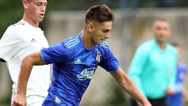 Beşiktaş, Hırvat kulübü Dinamo Zagreb'in yeni sözleşmeyi evrak eksikliği yüzünden 1 gün geciktirmesini fırsat bildi ve Ajdin Hasic’e bedavaya imza attırdı. (Sabah)