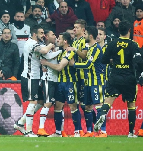 Alper: Oyuna getirildim
Alper Potuk da gördüğü kırmızı karttan dolayı çok pişman olduğunu söylerken, oyuna getirildiğini savundu. Sarı-lacivertli futbolcu, "Ben orada Tolgay'ı engellemeye çalışıyordum.