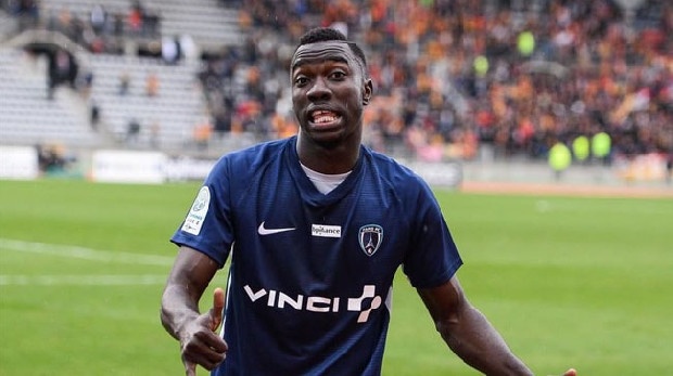 FRANSIZ Le Parisien, Galatasaray’ın Paris FC’de forma giyen genç golcü Silas Wamangituka’yi transfer etmek için sıraya giren kulüplerden olduğunu iddia etti. 19 yaşındaki Kongolu oyuncu geçen sezon Fransa 2. Ligi’nde 11 gol ve 2 asistle oynadı. Fransız medyası, Belçika kulübü Brugge’ün radarında olan Kongolu genç oyuncuyla son dönemde Liverpool, Benfica ve Galatasaray’ın da ilgilenmeye başladığını duyurdu.