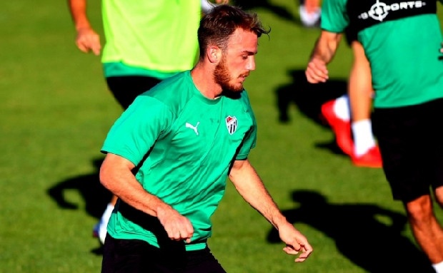 Galatasaray, Bursaspor'un iki futbolcusu Okan Kocuk ile Ertuğrul Ersoy'a talip oldu. Küme düşmesinin ardından büyük bir mali kriz içerisine giren ve birçok oyuncusunu kaybeden yeşil-beyazlıların satış listesine koyduğu iki futbolcuyu da Cim-Bom'un istediği ifade edildi. Sarı-kırmızılılar bu şekilde yedek kaleci ve alternatif stoper ihtiyacını Bursa'dan karşılamak istiyor. Bu nedenle Bursasporlu Okan Kocuk ve Ertuğrul Ersoy transfer listesine alındı. Bursaspor'daki alacağı 1 milyon liradan vazgeçen 23 yaşındaki kaleci Okan Kocuk için sarı-kırmızılılar, 3 milyon lira bonservis ödemeyi kabul ediyor. Yine kulübünden alacağı 2.5 milyon lirayı bırakan ve gidişine yeşil-beyazlıların izin verdiği Ertuğrul için ise Galatasaray 4.5 milyon lirayı gözden çıkardı. Böylece sarı-kırmızılılar, iki oyuncu için toplam 7.5 milyon liralık bir teklifle Bursaspor'un kapısını çalacak. (Milliyet)