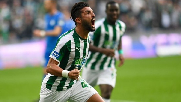 Son dönemde adı Beşiktaş ve Fenerbahçe ile anılan Bursasporlu futbolcu Umut Meraş sosyal medyadan yaptığı açıklama ile birlikte gemileri yaktı. 23 yaşındaki savunmacı kendisine yurtiçi ve yurtdışından gelen teklifleri doğrularken Başkan Mesut Mestan ve yönetiminin tutumunu eleştirdi. (Fanatik)