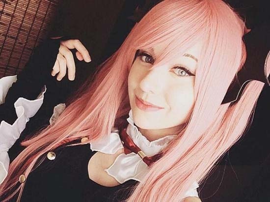 6- DizzyKitten
Dizzy olarak bilinen yayıncı ve cosplayerArkansaslı ve kedilerden hoşlanıyor. 24 yaşında ve İskoç, İrlandalı ve Amerikan kökenlere sahip. Overwatch oynamayı seviyor ve Counter Strike: Global Offensive, Firewatch, World of Warcraft, Diablo III ve Hearthstone yayınları da yapıyor. Overwatch’taZenyatta ve Soldier:76 oynamayı seviyor. 2013’ten beri haftanın birçok gününde yayın yapıyor.