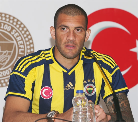 Fernandao
Fenerbahçe'de Vincent Janssen'in sezonu büyük ihtimalle kapatmış olmasından dolayı, ana forvet olarak düşünülen isim Fernandao oldu. Kocaman'ın görev verdiği Brezilyalı yıldız, skora yaptığı katkıyla da sakatlığını atlattığını gözler önüne serdi. Devre arasında Brezilya'dan önemli teklifler alan Sambacı, sezon sonunda ülkesine geri dönebilir.