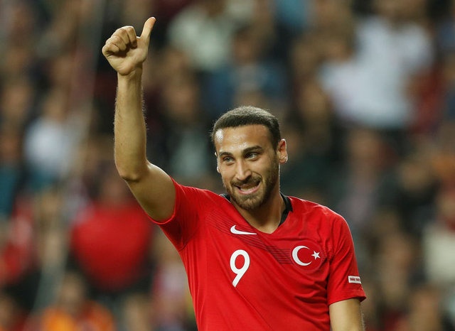 "TÜRK OLDUĞUMUZ İÇİN..."
"Sevinçler iki tarafta da aynı. Yenilgi de mesela burada 'spor' olduğunu unutabiliyoruz. Çok abartılıyor. Biz hepimiz çok mutluyuz Türk olduğumuz için. Oraya gidip sosyalleşmek lazım. İngiliz hayatına ayak uydurmak lazım, o kültüre alışmak lazım. Abdullah hocaya o konuda katılıyorum. Cengiz'de gidip yaptı onu"