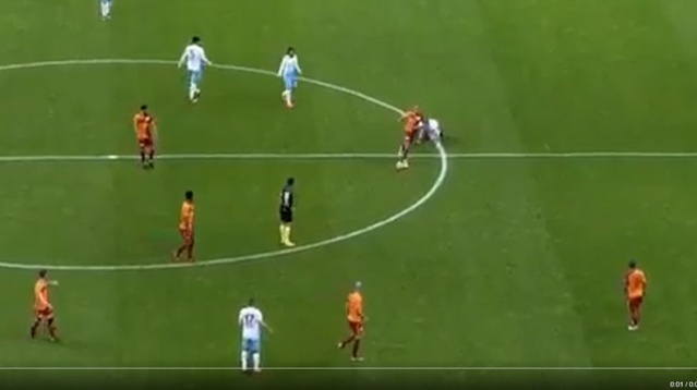Herkesin bakışları arasında süzülen top, Muslera'nın son andaki müdahalesine rağmen Galatasaray ağlarıyla buluştu.