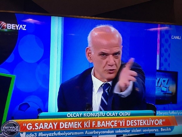 Ahmet Çakar'dan Beyaz Tv'de yayınlanan Beyaz Futbol programında çok sert açıklamalar geldi. Çakar,  Türk Telekom Stadı'nda Trabzonspor maçından sonra yazan "Şampiyonların kupası müzesinde olur" yazısını değerlendirdi. Ahmet Çakar'ın yorumları şu şekilde:
