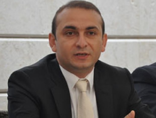 Yalçın Orhan kimdir?
İş adamı Yalçın Orhan, bir inşaat firması ve bir akaryakıt istasyonunun sahibidir. Aynı zamanda TSİAD Başkanlığı görevini yürütmektedir.