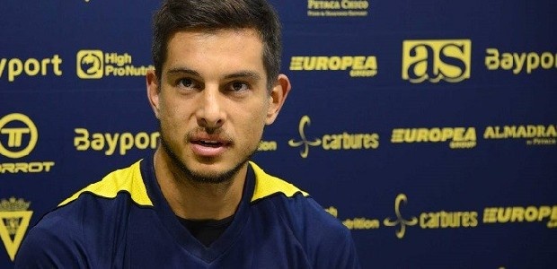 Damien Da Silva'nın transferi için bir görüşme gerçekleştiren Trabzonspor yönetimi stoper konusunda diğer aday Marcos Mauro için de yeni bir hamle yapma hazırlığı içinde.