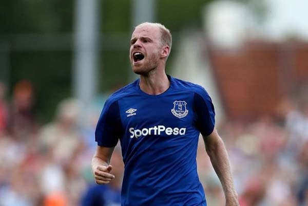 Klaassen'de 1 sezonluk kriz
İki kulüp arasındaki görüşmelerde Beşiktaş, Klaassen’i 2 yıllık kiralamak istedi. Everton ise 1 yıldan fazla vermeye yanaşmıyor. Hollandalı’nın kulübüyle 2022 yılına kadar sözleşmesi var.

SKY Sport, Beşiktaş’ın istediği Everton’un Hollandalı orta saha oyuncusu Klaassen’in, bu transfer döneminde Siyah-Beyazlı kulübe katılacağını iddia etti. Beşiktaş’ın bu oyuncu dışında orta sahada değerlendirmek istediği başka alternatifler bulunmasına rağmen Teknik Direktör Şenol Güneş’in Klaassen’e daha sıcak baktığı öne sürüldü. İngiliz basınında yer alan haberlerde iki kulüp arasındaki görüşmelerin olumlu ilerlediği, sadece kiralama süresi konusunda anlaşmazlık olduğu da vurgulandı. 

TALİSCA MODELİ UYGULANSIN
Beşiktaş, Hollandalı oyuncuyu Talisca’da uyguladığı yöntemle kiralamak istiyor. Yani anlaşmanın 2 yıllık olmasını ve satın alma opsiyonu içermesini talep ediyor. Siyah-Beyazlılar oyuncunun parlaması ve başka bir kulübe gitmesi halinde de satıştan pay alma planı yapıyor. Everton ise bir çok şarta ‘Evet’ demesine rağmen sadece kiralama süresinin 2 yıl olmasına itiraz ediyor. Klaassen’in Türkiye’de 1 yıl kaldıktan sonra geri dönmesini istiyor. 

CENK TOSUN DA ARACILIK EDİYOR 
Ronald Koeman döneminde 23.6 milyon euro bedelle satın alınan Hollandalı oyuncu, Ajax’ta gösterdiği performansın çok uzağında kalmıştı. Klaassen de oynayabileceği bir takıma gitmek ve gelişimini sürdürmek istiyor. Beşiktaş’tan Everton’a giden takım arkadaşı Cenk Tosun’un da Davy Klaassen’i, Siyah-Beyazlı kulübe gitme konusunda teşvik ettiği de öne sürülüyor. (Akşam)