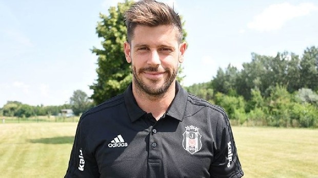 Beşiktaş, Fabri'yle yakından ilgilenen Fulham'la yaptığı transfer görüşmelerinden istediği sonucu aldı. Uzun süren görüşmelerin ardından Beşiktaş, Fulham’ın 6 milyon Euro’luk tekfiline ‘evet’ deken Fabri’nin alternatifi ise Arsenal'de forma giyen Kolombiyalı file bekçisi David Ospina olarak belirlendi. (Sabah)