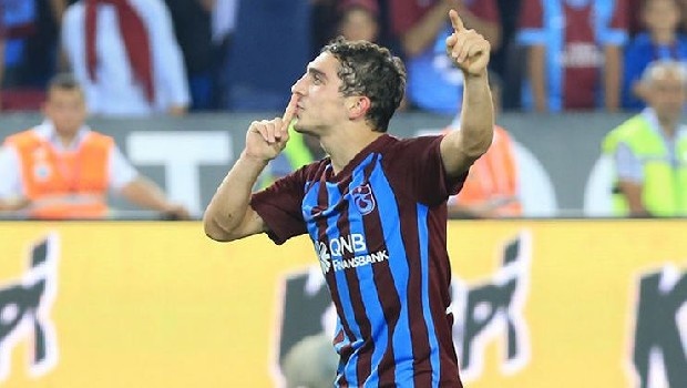 Abdülkadir Ömür, bazı basın yayın organlarında kendi ağzından "Benfica'ya gitmek istiyorum" şeklinde yayınlanan haberlerin gerçeği yansıtmadığını söyledi.

Ömür  "Benim tek düşüncem Trabzonsporuma uzun yıllar hizmet etmektir."