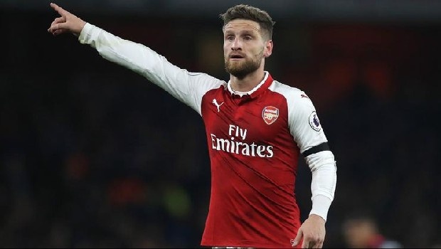 Galatasaray’ın Arsenal’den kiralamak istediği Shkodran Mustafi için bekleyiş sürüyor. İngiliz kulübü, Alman stoperin 25 milyon Euro bonservis bedeliyle satılmasını planladığını, Galatasaray Yönetimi’ne bildirmişti. Ancak şu ana kadar bu transferle ilgili bir gelişme yaşanmadı. Eğer Mustafi’nin bonservisi konusunda aşama kaydedilmezse, Cim Bom’a kiralanma ihtimali oldukça yüksek. (Fanatik)
