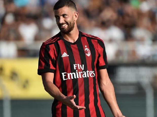 Galatasaray Denayer'in Lyon'a gitmesinin ardından rotayı Milan forması giyen stoper Mateo Musacchio'ya çevirdi. (Fanatik)