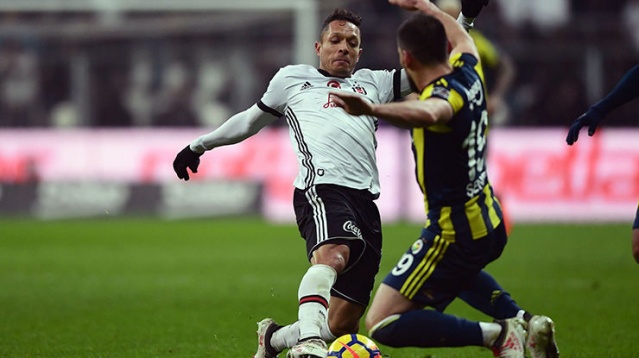 ADRIANO
Sol bekin kilidi olan Adriano, rakiplerine geçit vermemek için mücadele edecek.