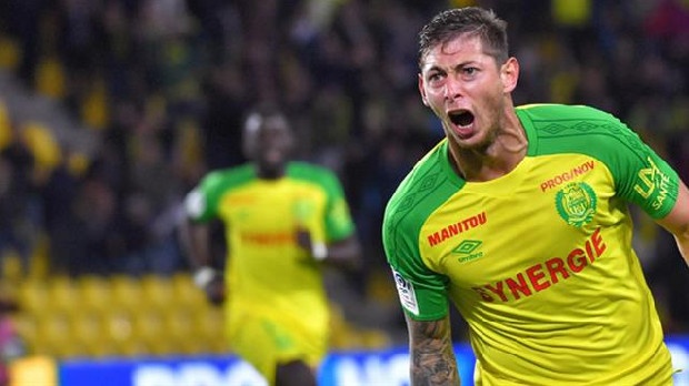 Sezon başında ismi Galatasaray'ın gündemine gelen Nantes'ın Arjantinli golcüsü Emiliano Sala, Cardiff City'e transfer olmak için Galler'e gitti.

Sky Sports'un haberine göre Cardiff City, Emiliano Sala için Nantes'a 22.5 milyon Euro bonservis bedeli ödedi.

Sala, bu sezon Fransa Ligi'nde Nantes formasıyla 18 maça çıkarken 12 gol ve 2 asist yapmıştı.

Sezon başında Bafetimbi Gomis'in gitmesinin ardından Galatasaray'ın gündemine giren Sala, ardından Nantes'ta kariyerinin en iyi performansına imza atmıştı.