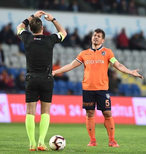 Kaptan Emre Belözoğlu hamlesi sahada etkisini gösterirken milli futbolcu adeta takımının itici gücü oldu.