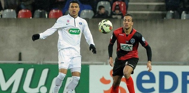 Transfer listesinin ilk sıralarında yer alan Nimes'li Rachid Alioui için yapılan görüşmeler devam ediyor. Bonservisi elinde olan 26 yaşındaki golcü ile Trabzonspor dışında birçok kulüp ilgileniyor ve bu nedenle somut bir adım atılamadı. Ancak birçok kez izlenen ve Süper Lig'e oldukça uygun olduğunu kanaat getirilen Faslı yıldız için tüm imkanlar kullanılacak. Bordo-mavililer, oyuncuya 1 milyon auro'nun yanı sıra bonuslar da önerdi. (Fotomaç)