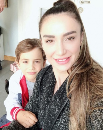O görüntüleri görünce çıldırdım, ağlama krizine girdim. Beni yaralayan bir diğer konuda eski eşimin benim yanımda olmaması gidip o da beni şikayet etti. Normalde çocuklarımız için aynı tarafta olmamız lazımdı ama o beni şikayet etti. Gitti beni suçlayan röportajlar verdi. Ben tek başıma çocuklara bakmakta zorlanıyorum. Üç çocuk var, bu yüzden bakıcı yardımı alıyorum.