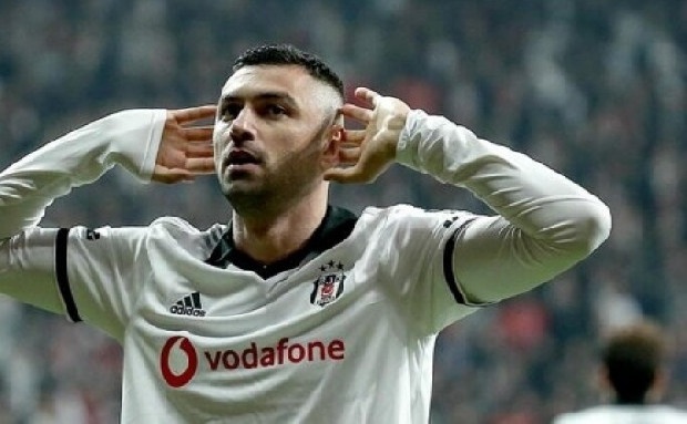 Calcionews24, Lecce'nin Burak Yılmaz ile anlaştığı, transferin sonuçlanması için golcü oyuncunun Beşiktaş'tan bonservisini bedelsiz olarak almasının beklendiğini iddia etti.
