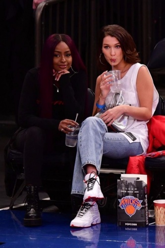 En son Victoria's Secret defilesinde dikkatleri çeken ünlü model Bella Hadid, toplumsal olaylarda da bir aktivist olarak rol almıştı. Bella'nın artık sağlam bir basketbol taraftarı olduğu da belirtiliyor.
