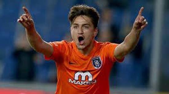 CENGİZ ÜNDER
Medipol Başakşehir'in genç oyuncusu Cengiz Ünder'i halı sahada keşfeden hocası Ersoy Or anlatıyor; "Cengiz Ünder'i Galatasaray'a Florya'ya götürdüm. Cengiz'i idmana çıkarttılar ve hocaları beğendi. Hemen takıma kazandırmak istediler. Ama yaşı küçük olması nedeniyle ve yabancı bir şehir ile yabancı insanlara alışamadı ve geri döndü. Geri döndükten sonra Galatasaray, her gün babasını ve beni aradı. 'Ne yapın edin Cengiz'i bize getirin' dediler. Babası döndükten sonrada 'Hocam götürelim çocuğu bir takıma' dedi. Bucaspor'da benim arkadaşım vardı. Cengiz Ünder çok iyi bir Galatasaraylıdır. Galatasaray'da oynamasını isterdim. Ama şu anda oynadığı takım ligin en iyi takımı bana göre. Milli takımda da oynuyor. Allah yolunu açık etsin"