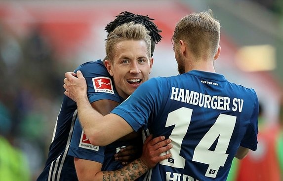 Transferde hata yapmak istemeyen Siyah-Beyazlılar'a, menacerler de şimdiden oyuncu önermeye başladı. Sezon sonunda Alman ekibi Hamburg ile sözleşmesi sona erecek olan Aaron Hunt, Beşiktaş'ın gündemine geldi. Bu sezon çıktığı 28 maçta 2 gol, 2 asistlik performans sergileyen Alman oyuncunun, eşinin Türk olması nedeniyle Kartal'a gelmeye oldukça sıcak baktığı bildirildi.