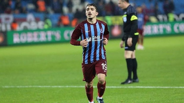 Benfica, Abdülkadir Ömür için Trabzon'a geliyor
Portekiz ekibi Benfica, Trabzonspor'dan Abdülkadir Ömür için çıldırıyor... Benfica’nın kurmayları Türkiye’ye gelecek, bizzat Başkan Ahmet Ağaoğlu ile görüşecek. Teklife 15 milyon Euro’ya ek olarak bir oyuncu ve bundan sonraki süreçte birlikte çalışma projeleri de eklenecek. Ağaoğlu’nu zor karar bekliyor.

Trabzonspor’un yakın geçmişine damga vurdu, Türk futbolseverleri yeni tanıdı ama Abdülkadir’in öyküsü çoktan başlamıştı. Onu hem alt yaş milli takımlarını takip eden hocalar, izleme-araştırma ekipleri hem de menacerler keşfetmiş, bir yıldızın serüvenine tanıklık etmişti.

Bordo- Mavililer’in yeni yıldızı Hami Mandıralı zamanında az süreler alarak başladı, Ersun Yanal döneminde ise yetenekleri için doğru podyumu buldu. Sevildi. Takımdaki abileri, Onur ve Burak başta olmak üzere destek oldu, Ahmet Çubukçu gibi özel bir abisi sayesinde A Takım’a iyice tutundu.

Tanıdık bir aracı var!
Ve bu süreçte paraya, işin erken şöhret kısmına dalmadı Abdülkadir. Her ikisinin de mutlaka geleceğini bilen bir olgunlukla çalıştı. İzleyeni çoktu, bu zamana kadar çeşitli talipleri de oldu ama şu an için en ciddisi Benfica. İlk teklif 7-8 milyon Euro bandındaydı, Trabzonspor Yönetimi pek dikkate almadı. Ancak bu süreçte iki tarafı yakınlaştıran, daha önce kulüpte genel menacerlik görevi de yapmış olan Serhat Altıncı’nın temasları ile bağlar hiç kopmadı. Tam tersine geliştikçe gelişti.

Teklif sürekli gelişti
Şu an için konuşulan rakam tam 15 milyon Euro. Geçtiğimiz günlerde de yazdık, eğer Trabzonspor ‘evet’ derse 10 milyon hemen yatırılacak 5 milyon Euro için ödeme planı yapılacak. Vapur satıcısı tabiri gibi olacak ama bitti mi, bitmedi! Benfica, Trabzonspor’a bir de stoper önerdi ve iki kulüp arasında işbirliği de masada.

Takılıp kalmamak lazım
Abdülkadir konuşmuyor, kulüplerin kararını bekliyor. Şimdi top Trabzonspor Başkanı Ahmet Ağaoğlu’nda. Zor bir karar kabul ediyorum. Üstelik daha önce Yusuf ve Abdülkadir için çok net ‘satmayacağım’ mesajları veren bir başkan için. Ancak şu da var ki, bahsi geçen şartlar kıymetli, eski sözlere uyup hemen reddedilmeyecek kadar. Elbette başkanın kararı kadar Abdülkadir’in fikri de aynı oranda önemli.

Günlük değil ömürlük olmalı
Bu final görüşmesi ne olur bekleyip göreceğiz. Ancak benim Trabzonspor’un futbol aklına bir tavsiyem var her zaman olduğu gibi. Abdülkadirler, Yusuflar bir günlük, tesadüf eseri gelişmeler değil, bir kulüp politikası, aklı olmalı. O başkandan bu başkana değişen altyapı fikirleri, pilot takım kararları Trabzonspor’a yeni Abdülkadirler Yusuflar kazandırmaz.

Mevzu Abdülkadir’in Benfica ya da başka bir takıma gitmesi değil. Mevzu yeni Abdülkadirler bulmak, yetiştirmek, iyi sporcular iyi bireyler ortaya çıkarmaktır. Umarız hem Trabzonspor hem de Abdülkadir için en doğru sonuç ortaya çıkar. (Fanatik)
