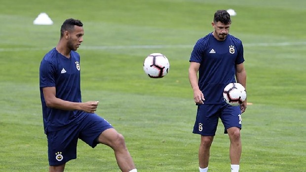 Fenerbahçe Teknik Direktörü Cocu kadroda kilit isim olarak gördüğü Josef de Souza ve Giuliano’nun satışına sıcak bakmıyor, ayrılmaları halinde yerlerinin doldurulamayacağını düşünüyor. (Milliyet)