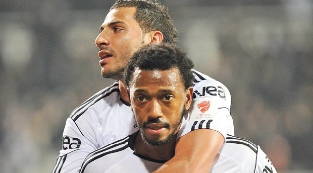 MANUEL FERNANDES | VALENCIA >> BEŞİKTAŞ | 2011 | Beşiktaş taraftarında iz bırakan Fernandes, siyah-beyazlı formayı giydiği her maç takımının doğal lideri oldu. Forma giydiği 112 maçta, 20 gol ve 41 asist yapması kendinden çok takımı için oynamasının sonucuydu.