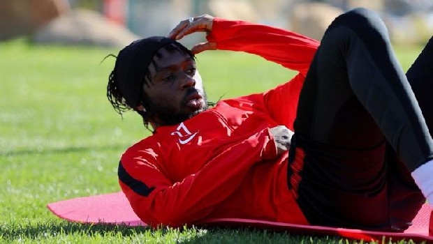 Kadro dışı kaldıktan sonra ayrılık kararı alan Gervinho, menacerler vasıtasıyla Galatasaray’a önerilmişti. 31 yaşındaki forvet yeniden Şampiyonlar Ligi arenasına çıkmak istiyor. Ancak yönetimin önceliği stoper ve orta saha transferi. Bu iki bölgeye takviye yapıldıktan sonra ancak Gervinho konusunun gündeme gelebileceği öğrenildi. (Fanatik)